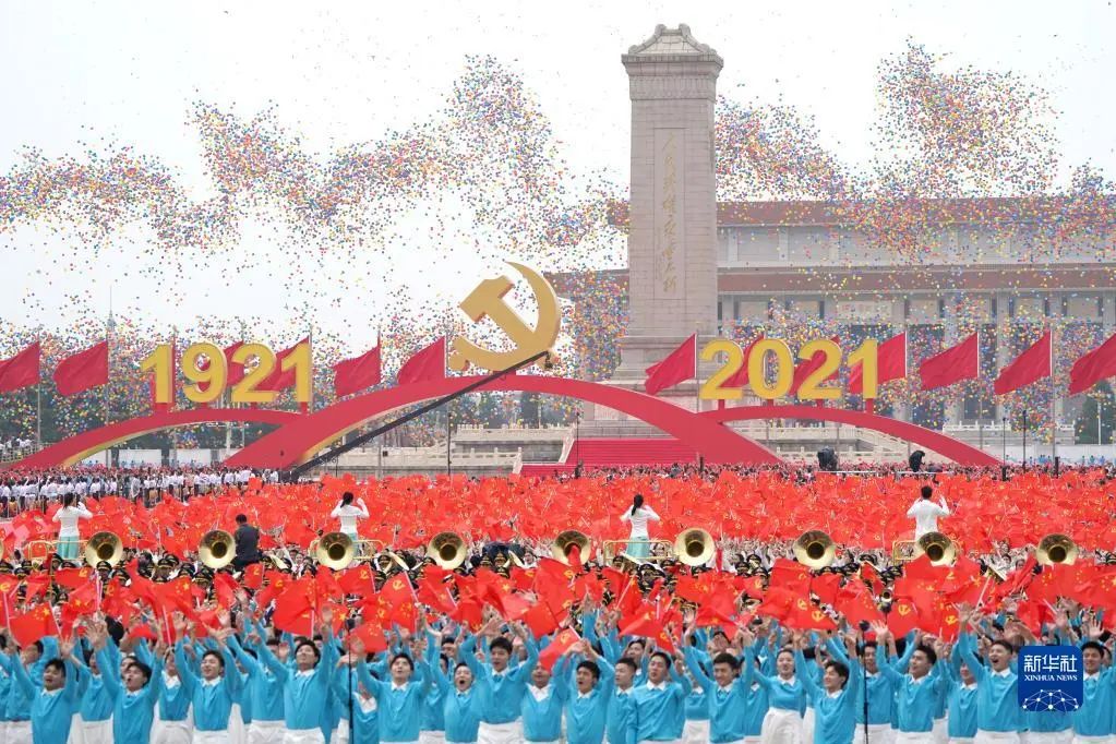 在党的旗帜下团结成“一块坚硬的钢铁”,步调一致向前进